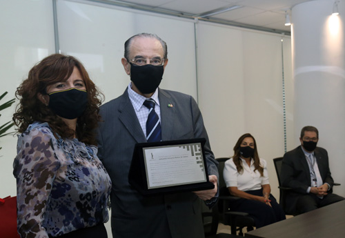 O conselheiro recebeu uma placa o homenageando (Foto: Thiago Rios Gomes) 